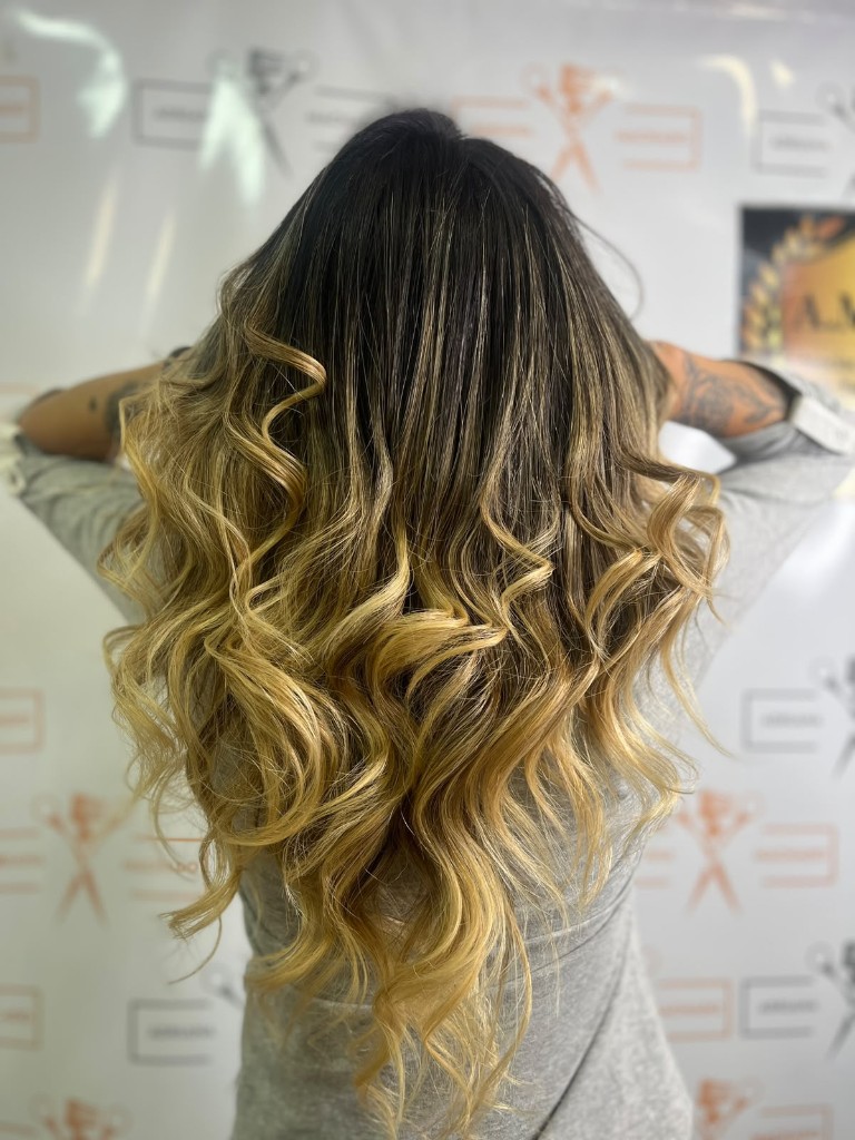 Balayage rubio dorado con ondas