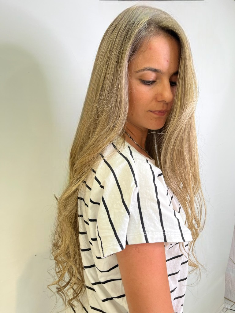 Balayage rubio ceniza en cabello largo
