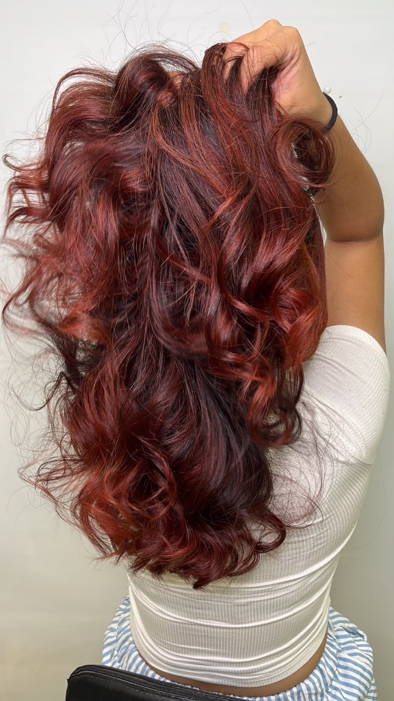 Color rojo con ondas voluminosas