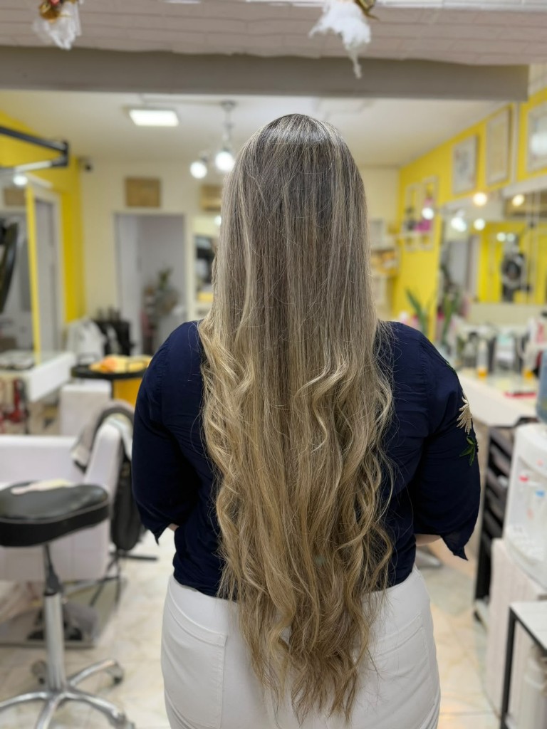 Balayage rubio ceniza en cabello largo