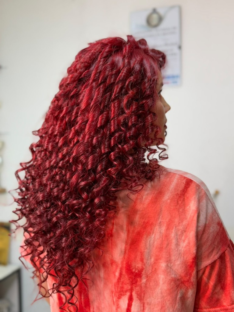 Rizos definidos en color rojo intenso