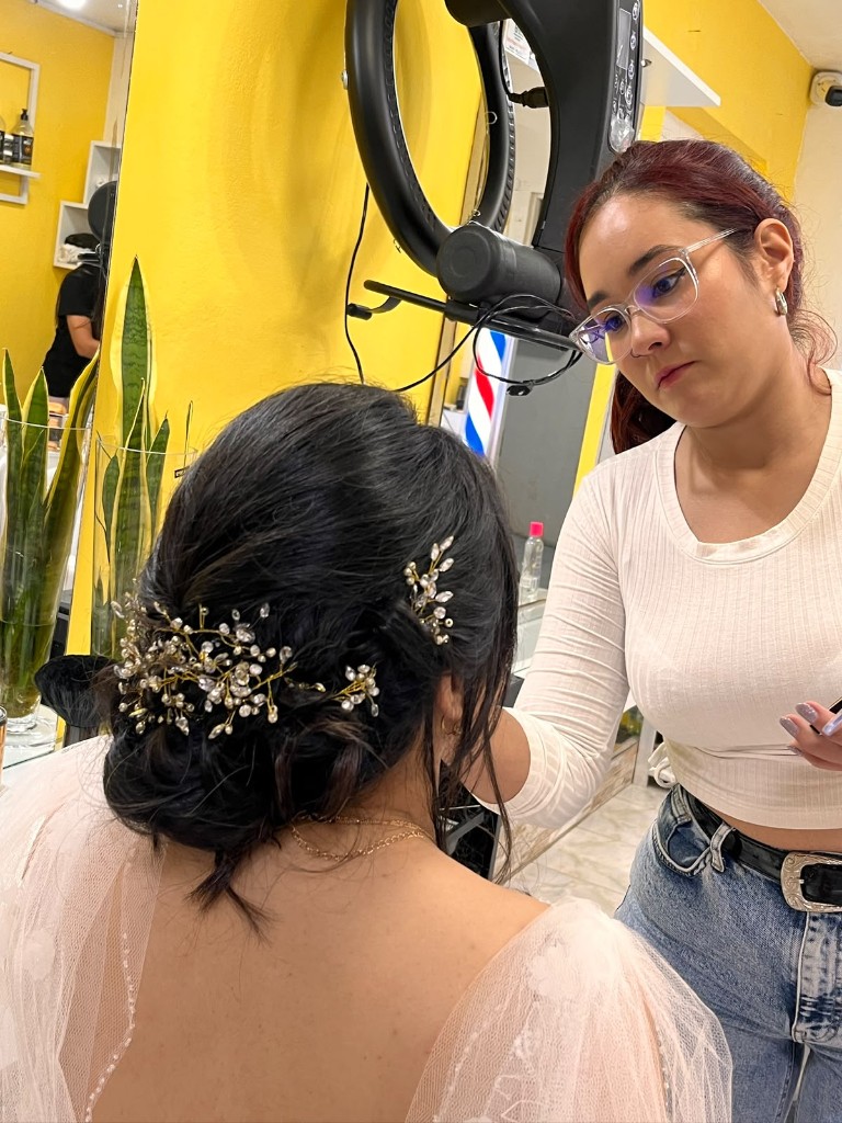 Maquillaje con peinado recogido y tocado