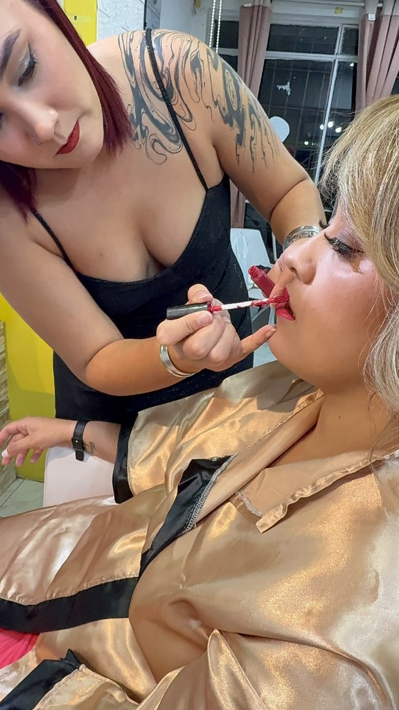 Labial rojo en preparación de evento