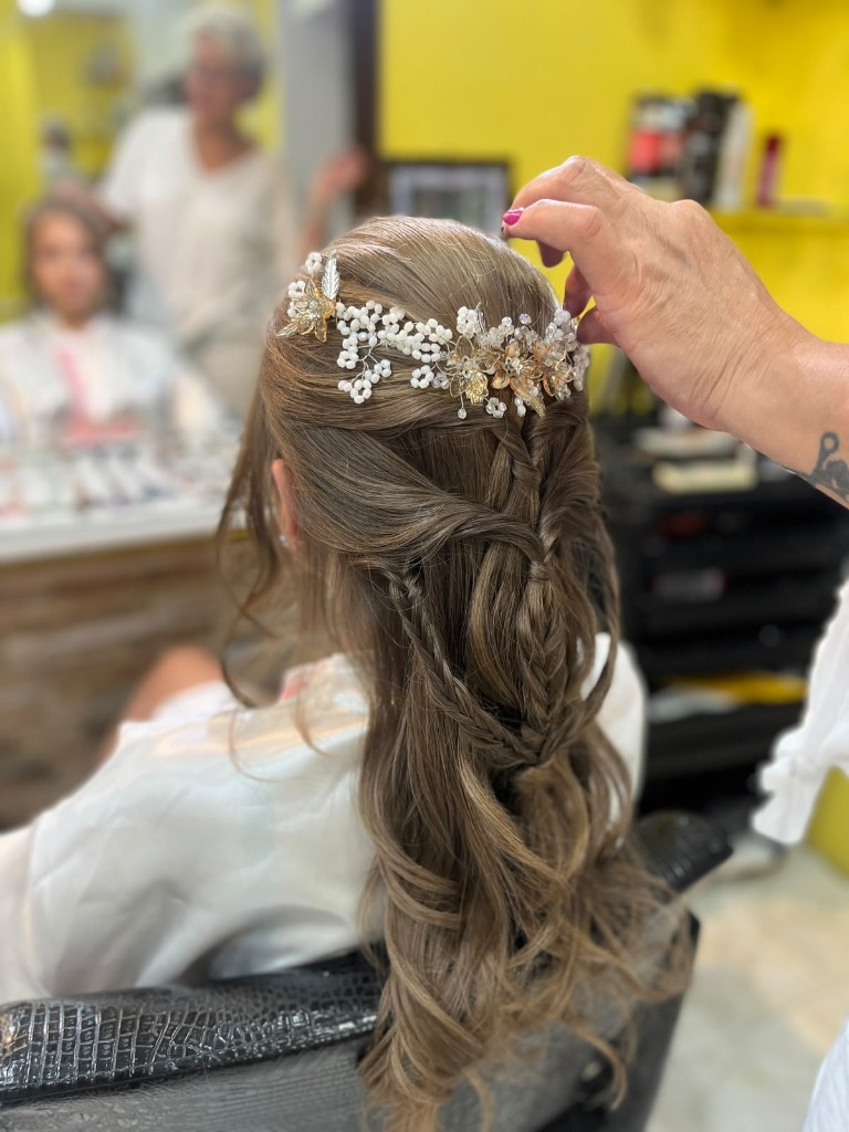 Peinado de novia con tocado floral