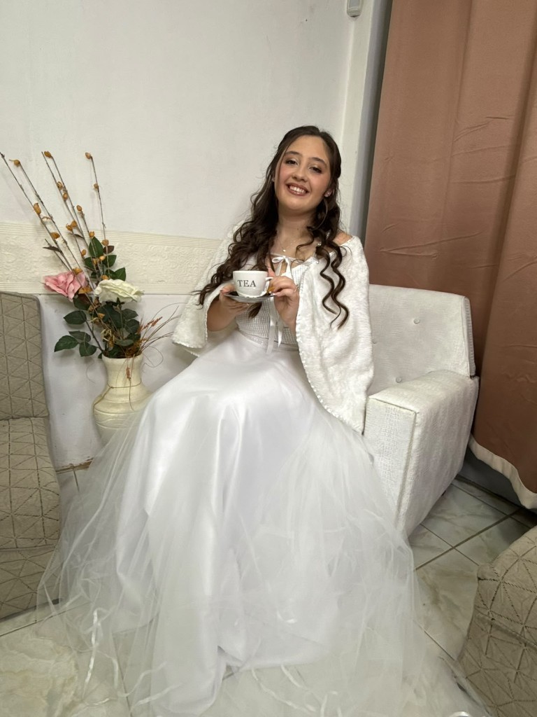 Quinceañera con peinado y bolero
