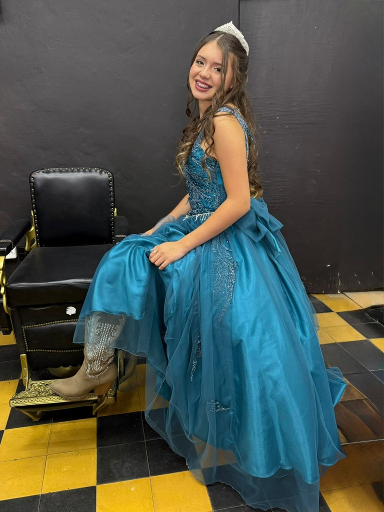 Peinado con tiara y vestido champagne