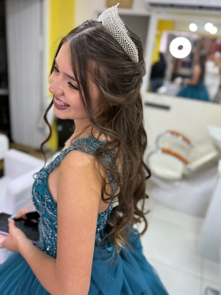 Quinceañera con vestido verde y tiara