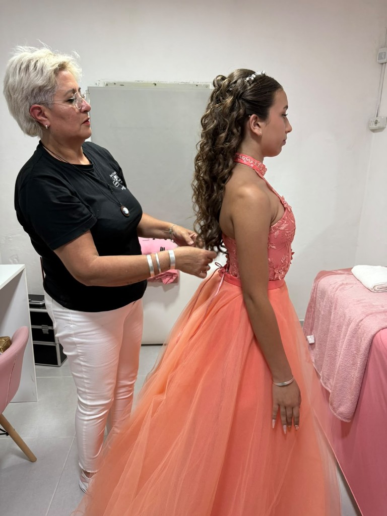 Adriana finalizando peinado de quinceañera