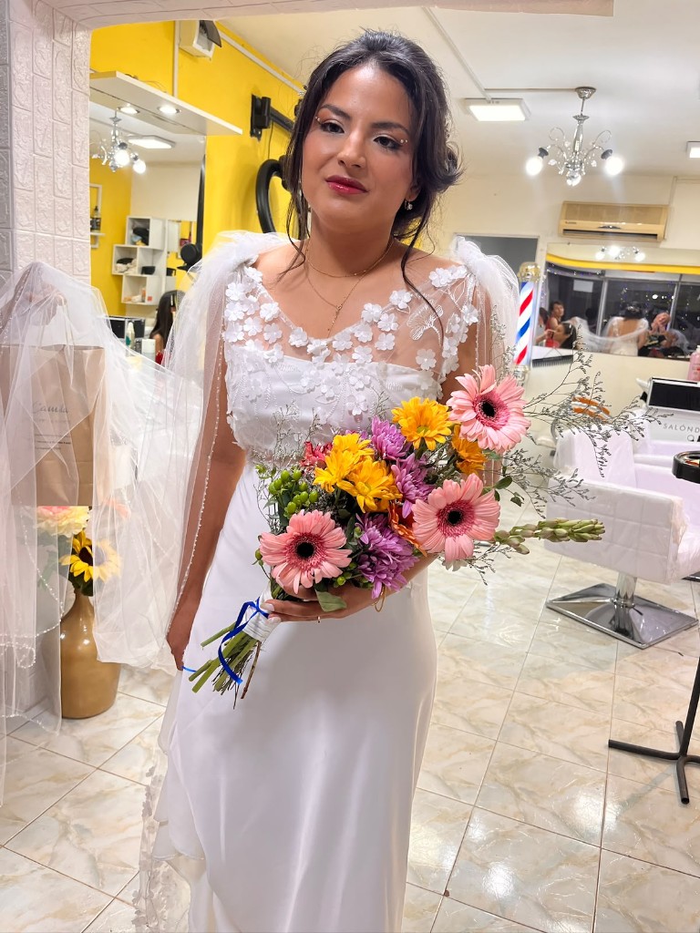 Quinceañera con vestido rosa y peinado