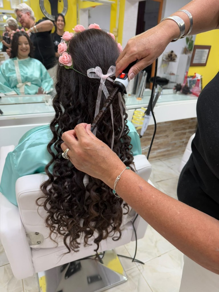 Peinado con diadema de flores