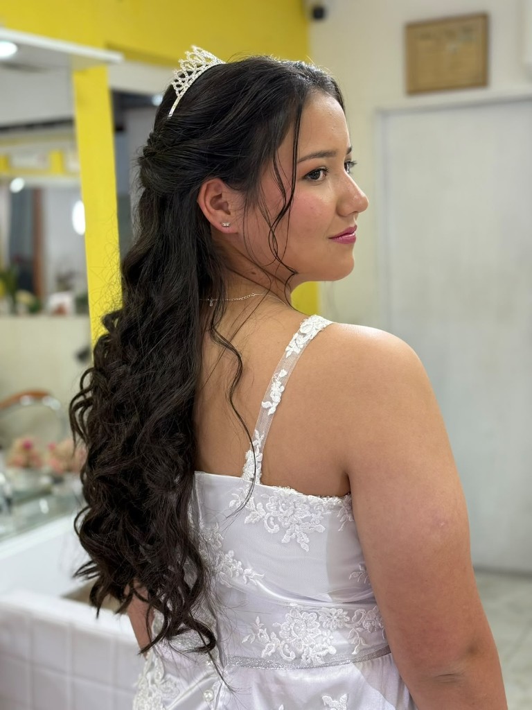 Peinado con tiara y vestido de novia