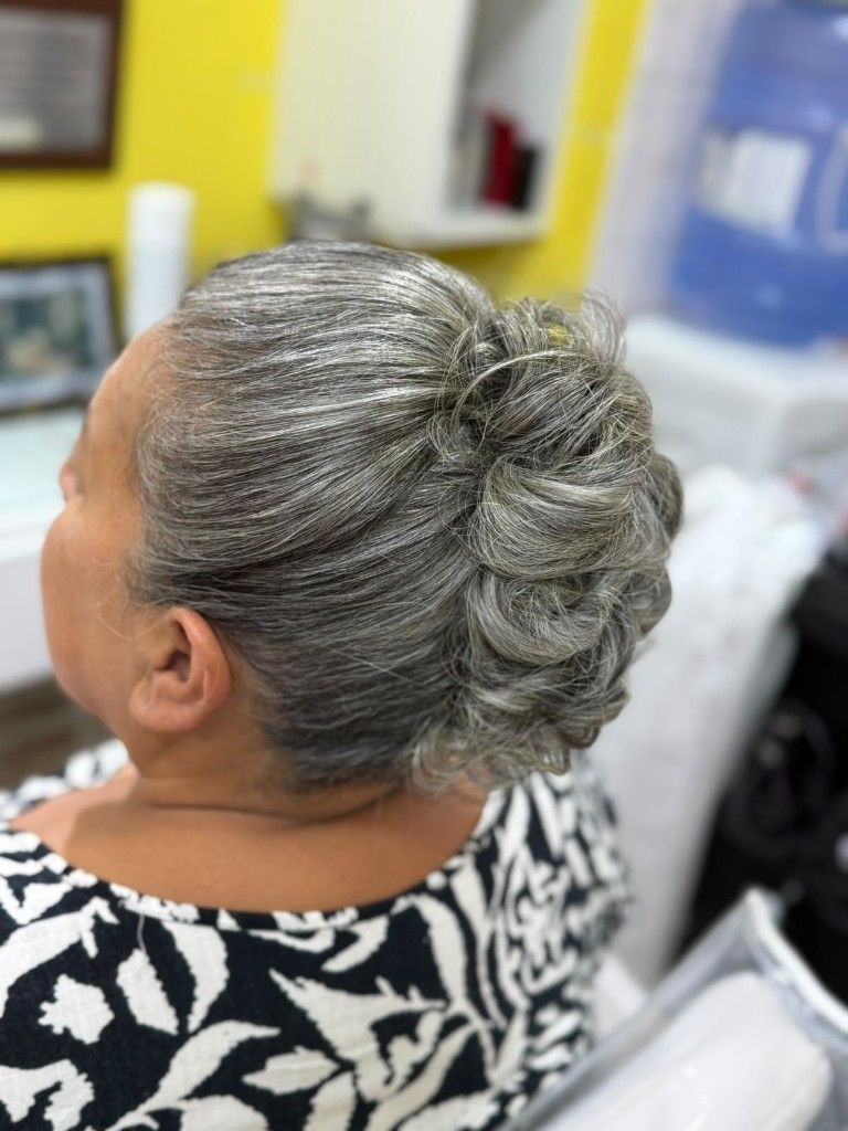 Peinado medio recogido con ondas y flequillo