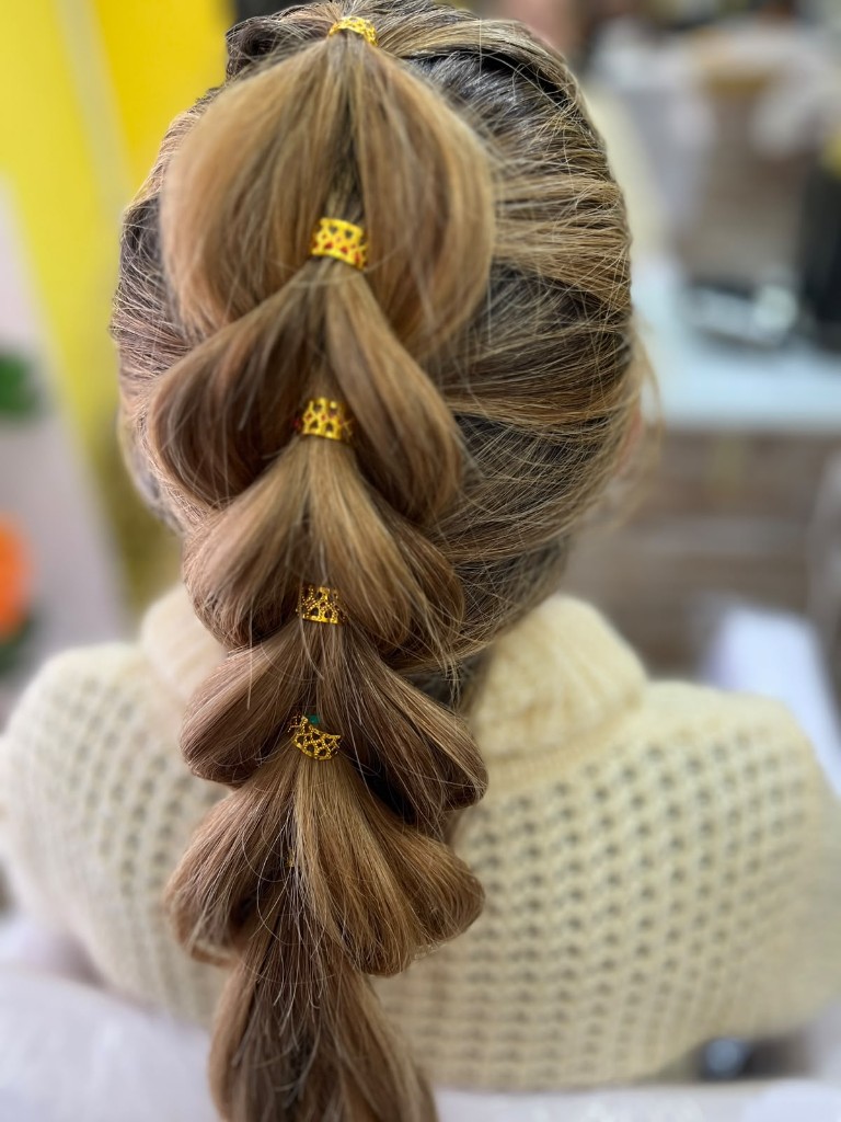 Trenza pull-through con aros dorados