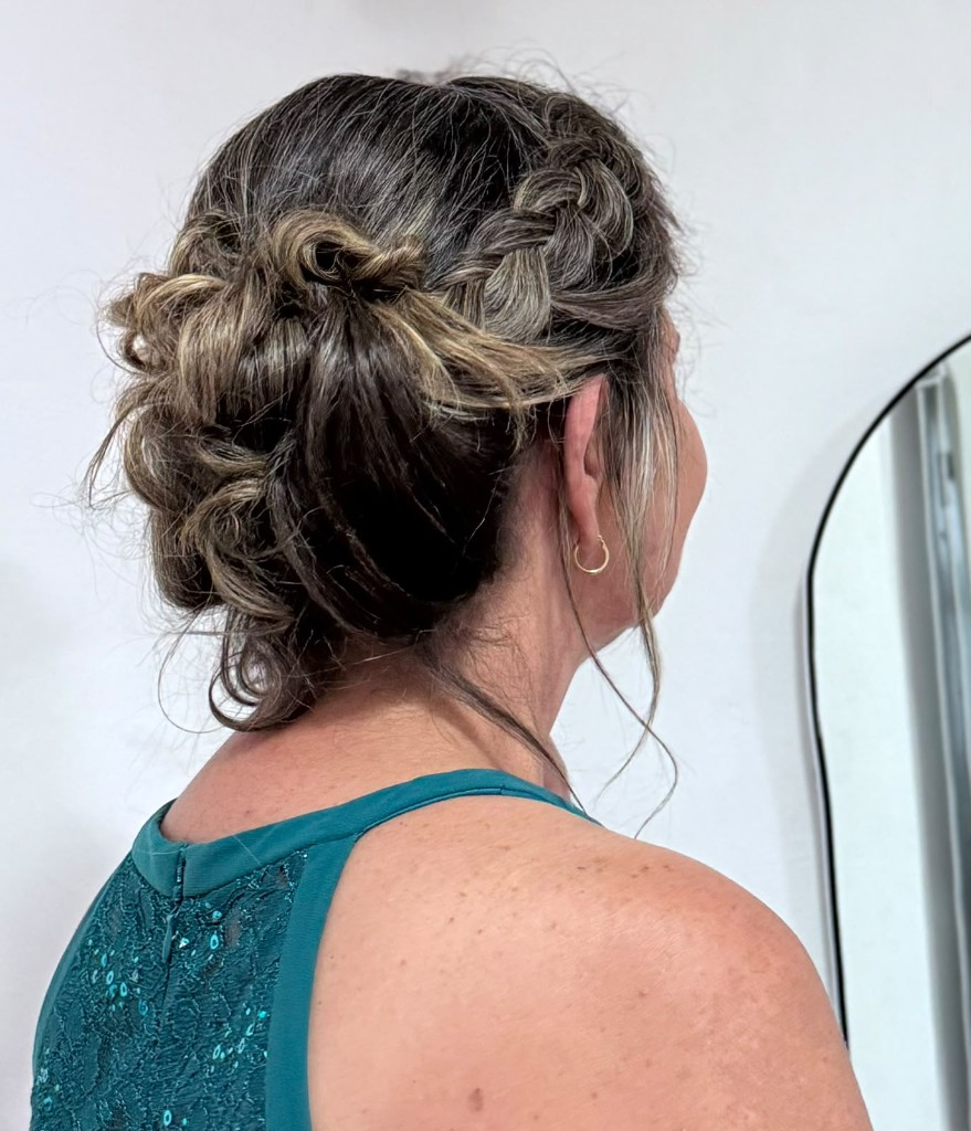 Trenza alta con aros plateados