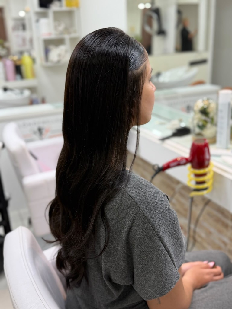Peinado lateral liso con ondas de fiesta