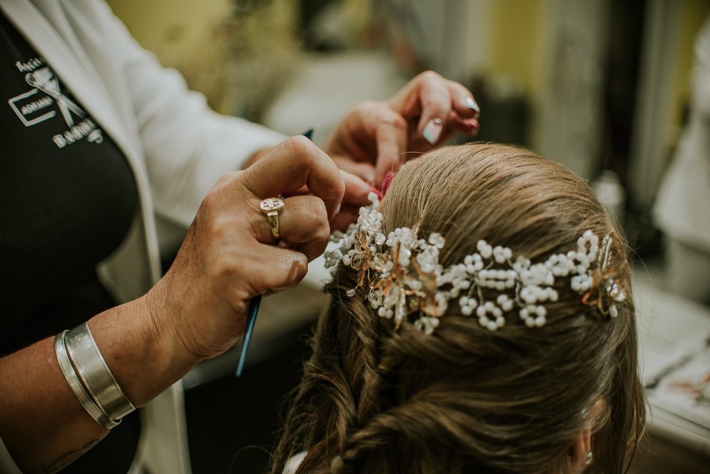 Peinado de novia con tocado de perlas